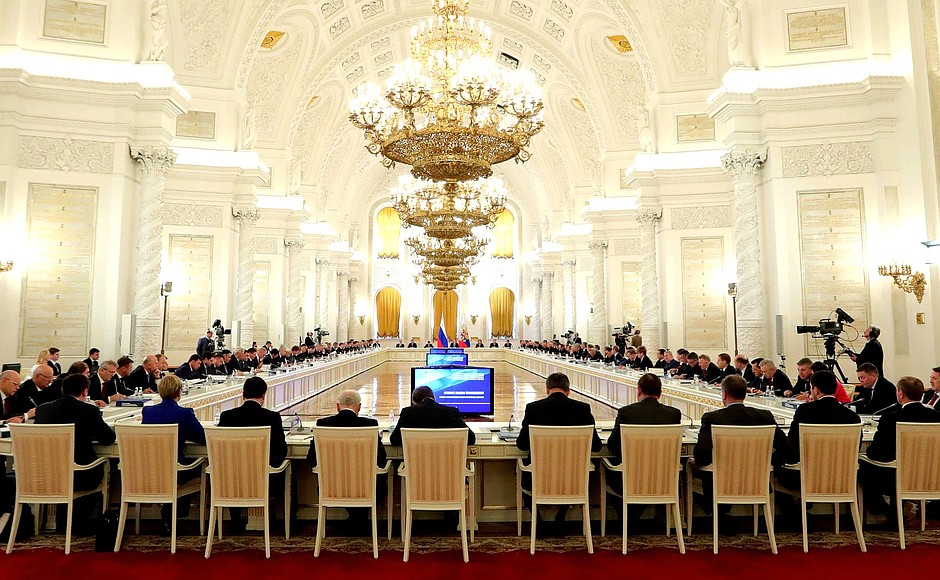 रूसी संघ के सामाजिक-आर्थिक विकास के लक्ष्यों की उपलब्धि की निगरानी पर रूसी संघ के अध्यक्ष की एक बैठक में रूसी निर्माण मंत्रालय के प्रमुख मिखाइल I की रिपोर्ट