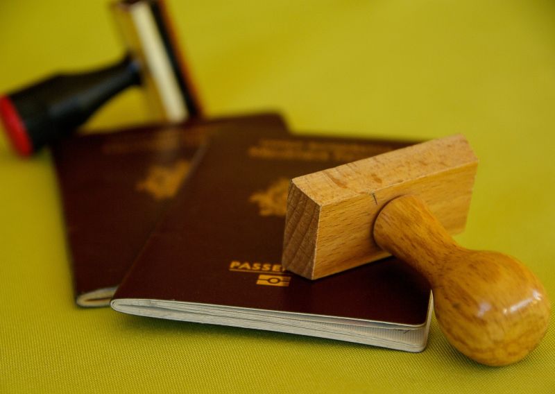 부채로 해외 여행이 금지 된 경우 합법적으로 휴가를 갈 수 있습니까?