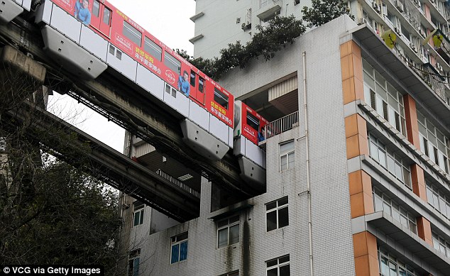 В Китай за първи път в света метрото беше положено през многоетажна жилищна сграда.