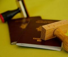 Lehet legálisan nyaralni, ha tilos tartozással külföldre utazni?