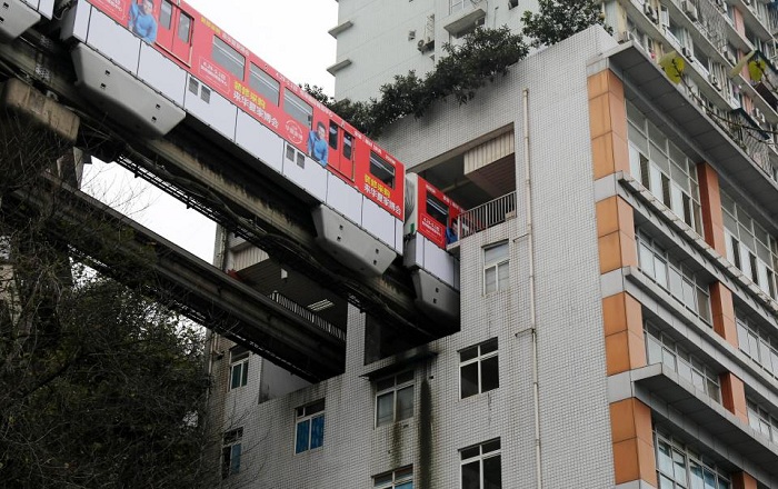 Чудото на китайската архитектура - Monorail през жилищна сграда в Чунцин